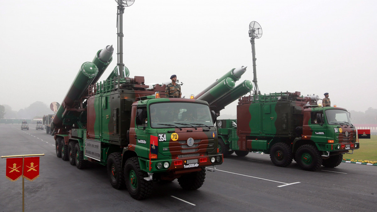 Brahmos típusú rakétákat vonultatnak fel az indiai hadsereg napja alkalmából rendezett felvonuláson Újdelhiben 2014. január 15-én. 
