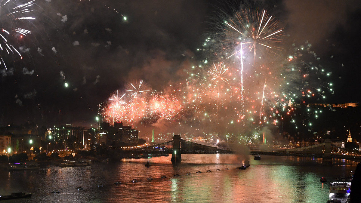 Tűzijáték a Duna felett Budapesten az államalapítás ünnepén, Szent István napján 2021. augusztus 20-án.