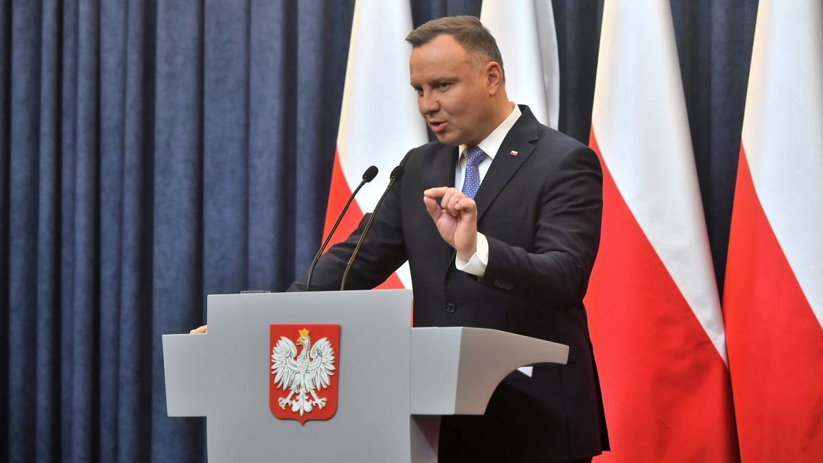 Andrzej Duda lengyel elnök sajtóértekezletet tart a varsói elnöki palotában 2021. december 27-én, miután megvétózta a külföldi részesedésű média működéséről szóló törvény módosítását.  A  december 17-én a szejmben megszavazott törvénymódosítás szerint a külföldi cégek akkor kaphatnának médiaszolgáltatási engedélyt Lengyelországban, ha az Európai Gazdasági Térségen (EGT) kívüli jogi személyek részesedése bennük nem haladja meg a 49 százalékot.