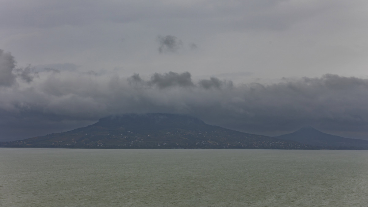 Felhőben a Badacsony és a Gulács (j) a fonyódi magaspartról fotózva 2022. július 30-án.