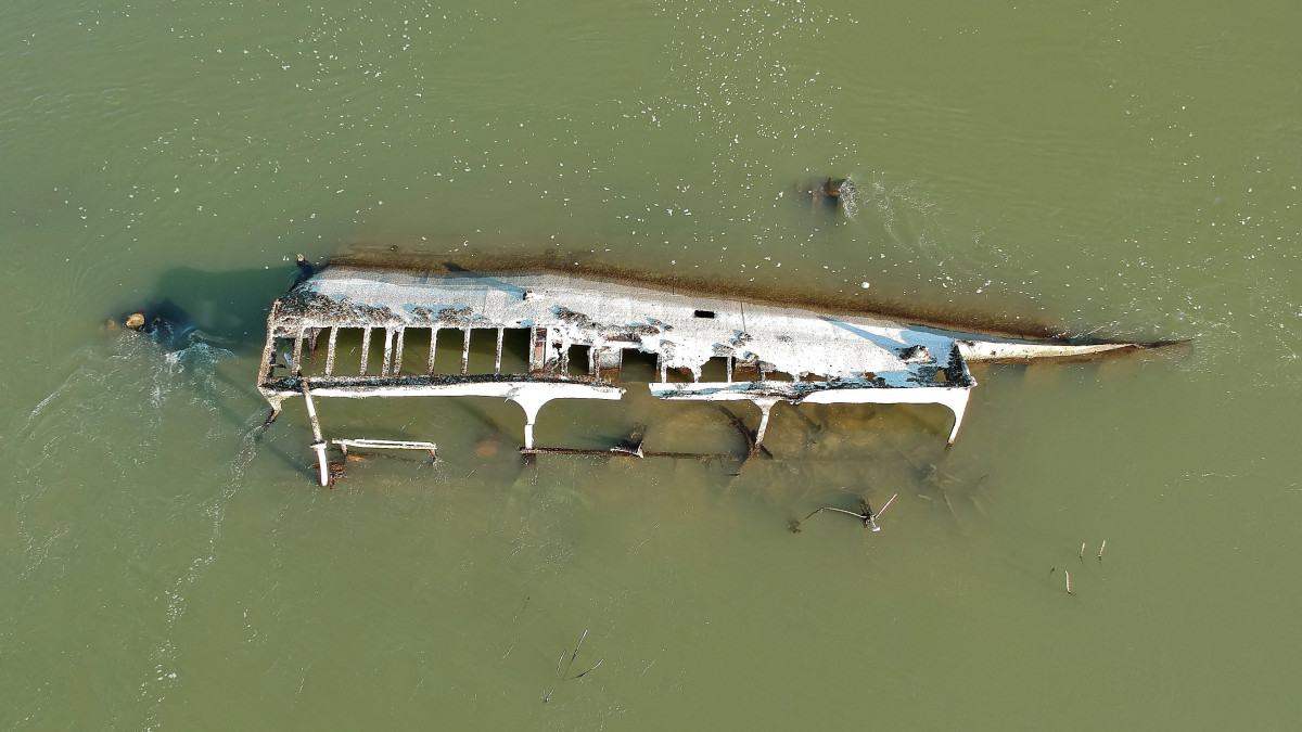A második világháborúban elsüllyedt hajó roncsa a Duna árterében a folyó alacsony vízállásakor Vámosszabadi határában 2022. augusztus 17-én.