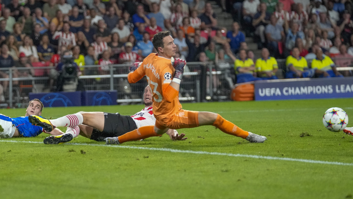 Luuk de Jong, a PSV Eindhoven játékosa (k) és Jon McLaughlin, a Rangers kapusa (j) a labdarúgó Bajnokok Ligája selejtezőjének negyedik fordulójában játszott PSV Eindhoven  Rangers FC visszavágó mérkőzésen Eindhovenben 2022. augusztus 24-én.