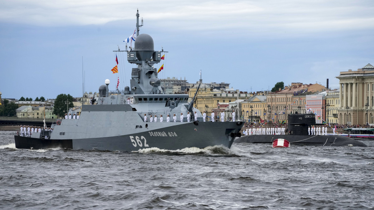 A Zelenij Dol rakétahordozó hadihajó az orosz haditengerészet napjának alkalmából tartott szentpétervári flottadíszszemlén 2022. július 31-én.
