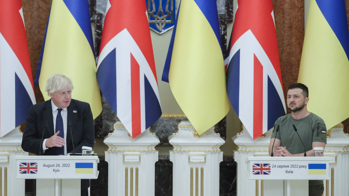 Volodimir Zelenszkij ukrán elnök (j) és Boris Johnson brit miniszterelnök sajtótájékoztatót tart Kijevben 2022. augusztus 24-én.