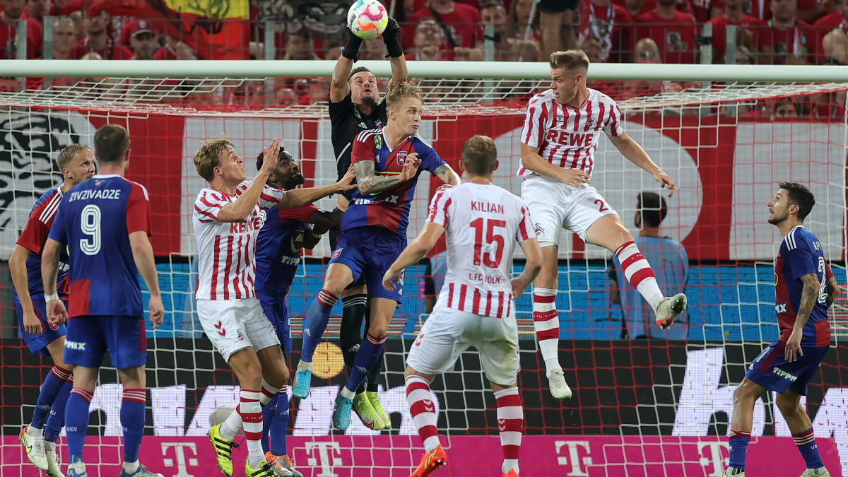 Kovács Dániel, a Mol Fehérvár FC kapusa véd a labdarúgó Konferencia-liga negyedik selejtezőfordulójának első, 1. FC Köln-Mol Fehérvár FC mérkőzésén Kölnben 2022. augusztus 18-án. A Fehérvár 2-1-re győzött.