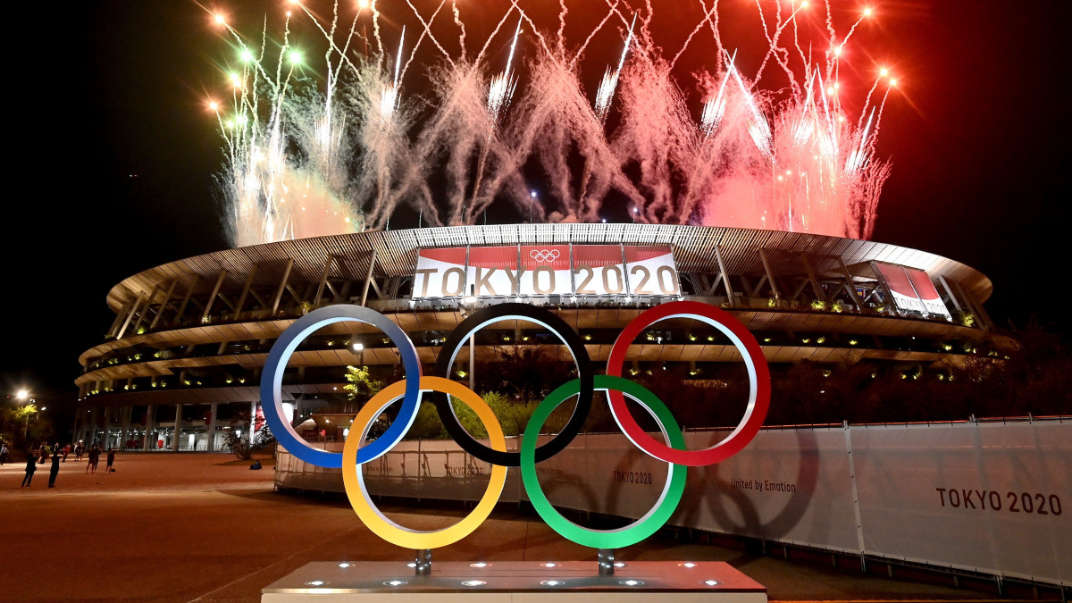 Tűzijáték a világméretű koronavírus-járvány miatt 2021-re halasztott 2020-as tokiói nyári olimpia záróünnepségén az Olimpiai Stadionban 2021. augusztus 8-án.