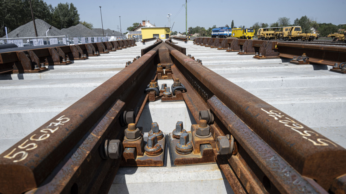 Vasúti sínek a Budapest-Belgrád vasútvonal korszerűsítéséről tartott sajtótájékoztató helyszínén, a Kiskőrös vasútállomás közelében lévő rakodóterületen 2022. augusztus 26-án. A több mint 2 milliárd dollár értékű, 2025-re elkészülő beruházás jelenlegi szakaszában nagyteljesítményű speciális gépekkel dolgoznak a pálya kialakításán. A vonal teljes megújításával a Kínából Európába tartó áruk a görögországi kikötők érintésével leggyorsabban Magyarországon keresztül érhetik majd el úti céljukat.