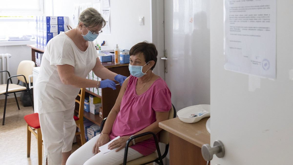 Egy nőt beoltanak a német-amerikai fejlesztésű Pfizer-BioNTech koronavírus elleni oltóanyag, a Comirnaty-vakcina negyedik adagjával a nagykanizsai Kanizsai Dorottya Kórházban 2022. június 21-én.