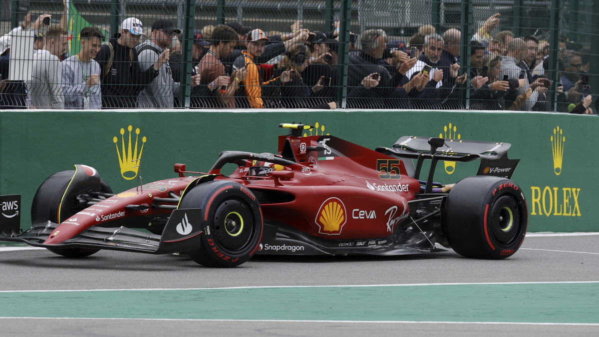 Carlos Sainz, a Ferrari spanyol versenyzője a Forma-1-es autós gyorsasági világbajnokság Belga Nagydíjának időmérő edzésén a spa-francorchampsi 2022. augusztus 27-én. A futamot augusztus 28-án rendezik.