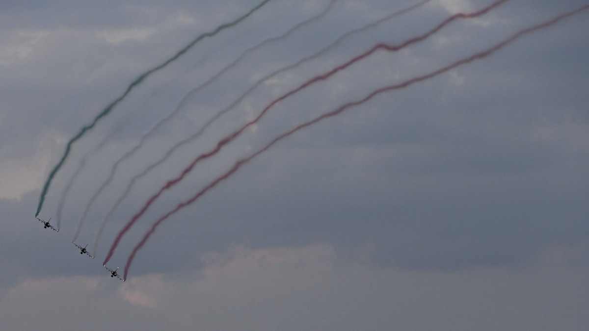 A Magyar Honvédség 59. Szentgyörgyi Dezső Repülőbázisa három Gripen vadászrepülőgépe kötelékben repülve nemzeti színű füstöt húz a Parlamentnél, a Duna felett 2022. augusztus 27-én.