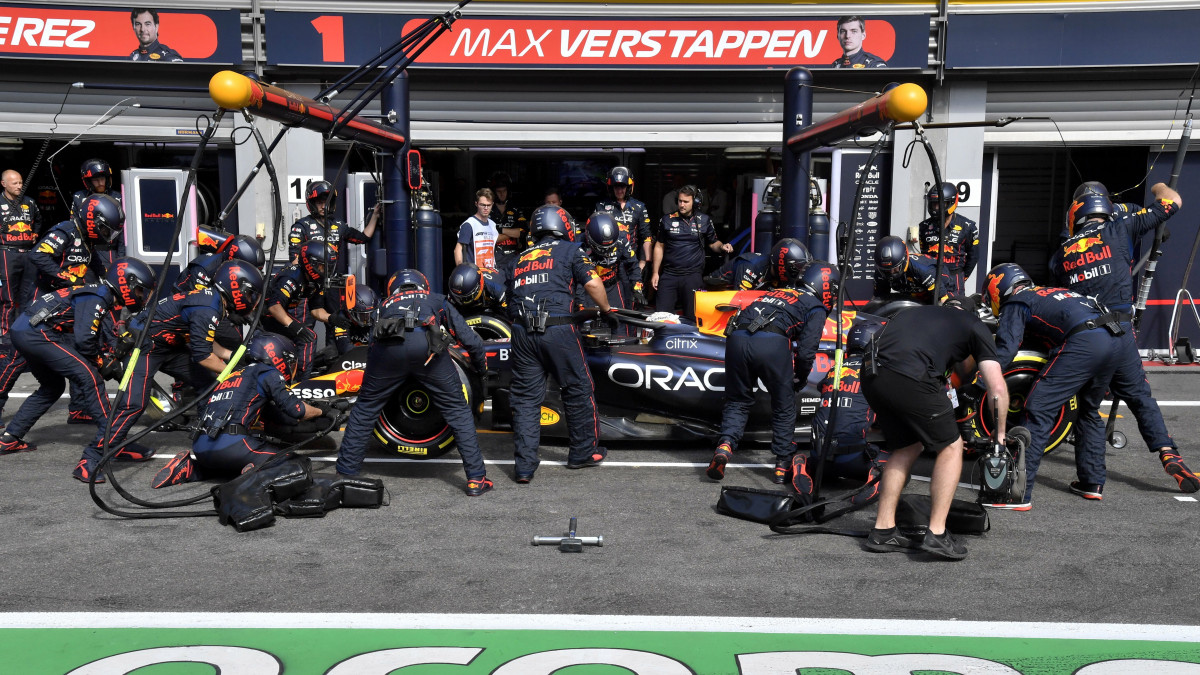 Technikusok Max Verstappen, a Red Bull holland versenyzőjének autója körül a Forma-1-es autós gyorsasági világbajnokság Belga Nagydíján a spa-francorchampsi pályán 2022. augusztus 28-án.
