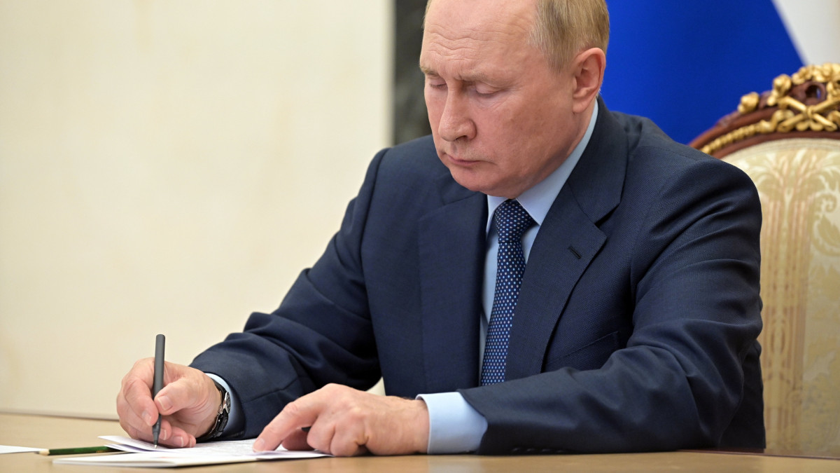 Vlagyimir Putyin orosz elnök telekonferencia keretében tartott tanácskozáson vesz részt a moszkvai Kremlben 2022. augusztus 3-án.
