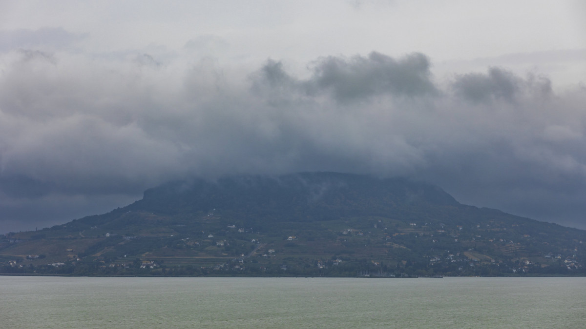 Felhőben a Badacsony a fonyódi magaspartról fotózva 2022. július 30-án.