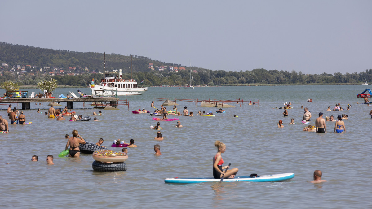 Fürdőzők a Balatonban a keszthelyi városi strandon 2022. augusztus 5-én.