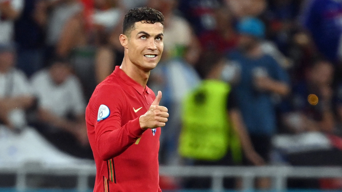 A portugál Cristiano Ronaldo, miután berúgta csapata második, egyenlítő gólját a világméretű koronavírus-járvány miatt 2021-re halasztott 2020-as labdarúgó Európa-bajnokság F csoportja harmadik fordulójának Portugália-Franciaország mérkőzésén a budapesti Puskás Ferenc Stadionban 2021. június 23-án.