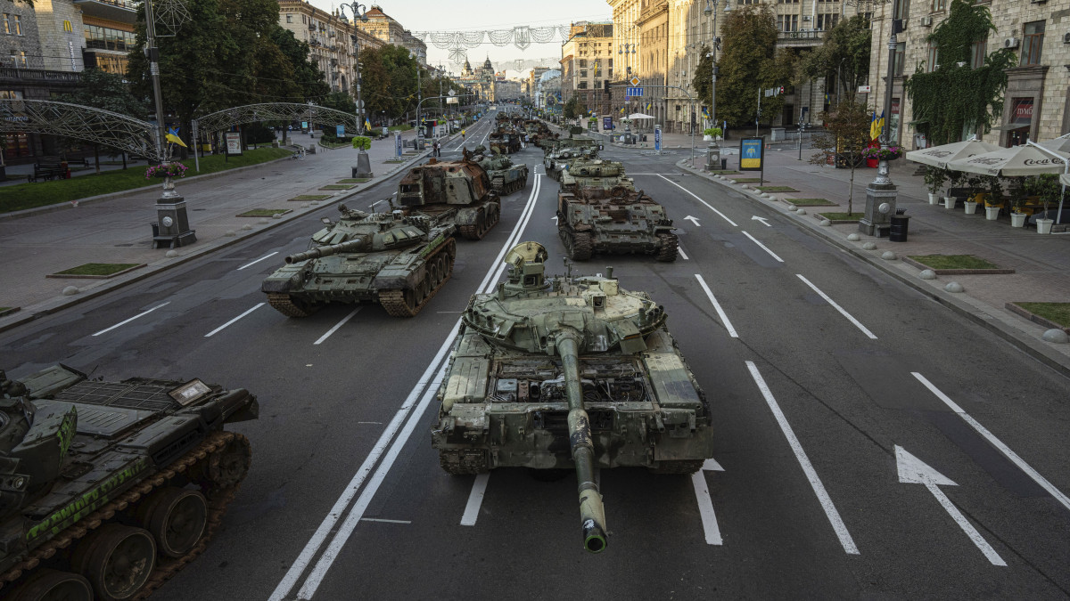 Harcképtelenné tett orosz tankokat állítottak ki Kijev belvárosában 2022. augusztus 24-án, az ukrán függetlenség 31. évfordulóján, amely egybeesik az orosz támadás hat hónappal ezelőtti kezdetével. Ukrajna 1991. augusztus 24-én vált függetlenné a Szovjetuniótól.