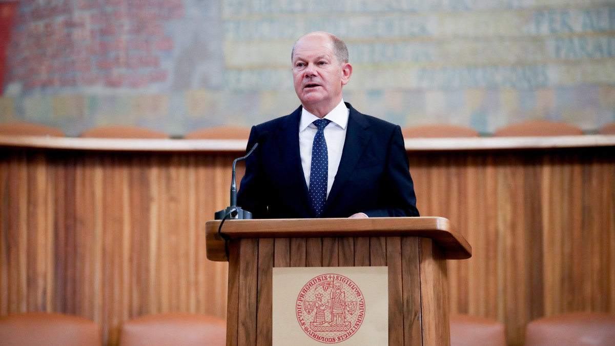 Olaf Scholz német kancellár felszólal a prágai Károly Egyetemen 2022. augusztus 29-én.