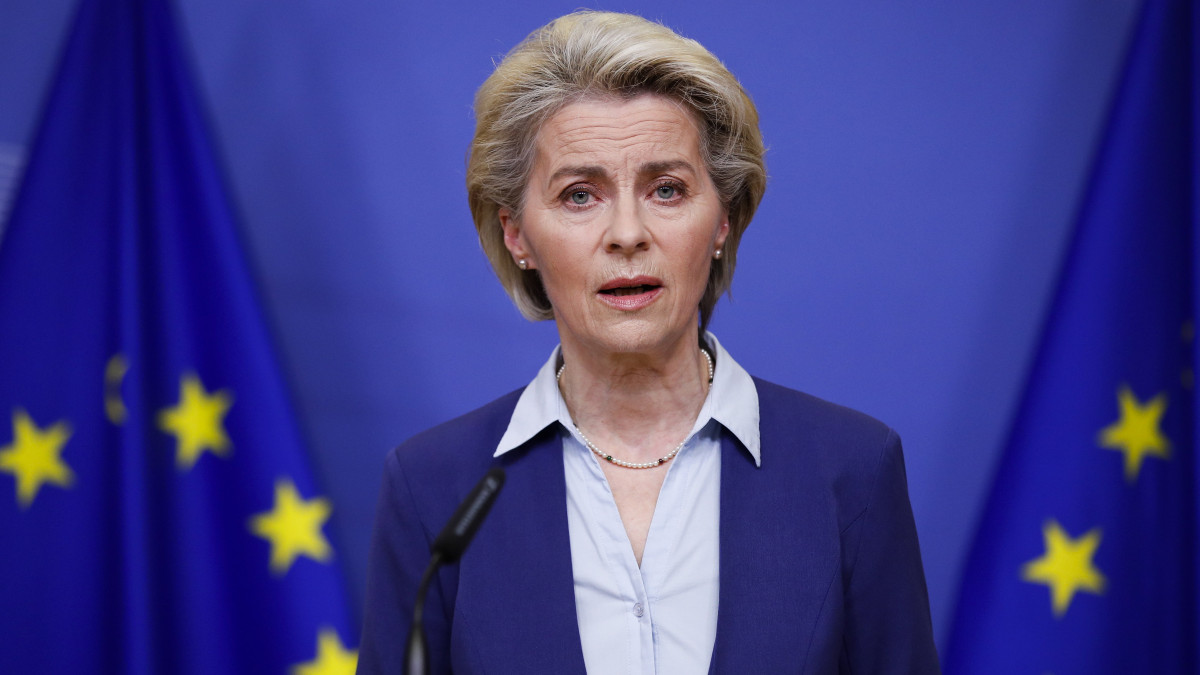 Ursula von der Leyen, az Európai Bizottság elnöke sajtótájékoztatót tart az EU-tagországok külügyminisztereinek az ukrán válságról folytatott tanácskozása után Brüsszelben 2022. február 22-én. Von der Leyen bejelentette, hogy az EU tagországai megállapodtak az Oroszország elleni új szankciókról, amelynek értelmében megtiltják a kereskedelmet a két szakadár régió, Donyeck, Luhanszk, valamint az EU között, és korlátozzák Oroszország hozzáférését az EU tőke- és pénzügyi piacaihoz és szolgáltatásaihoz.