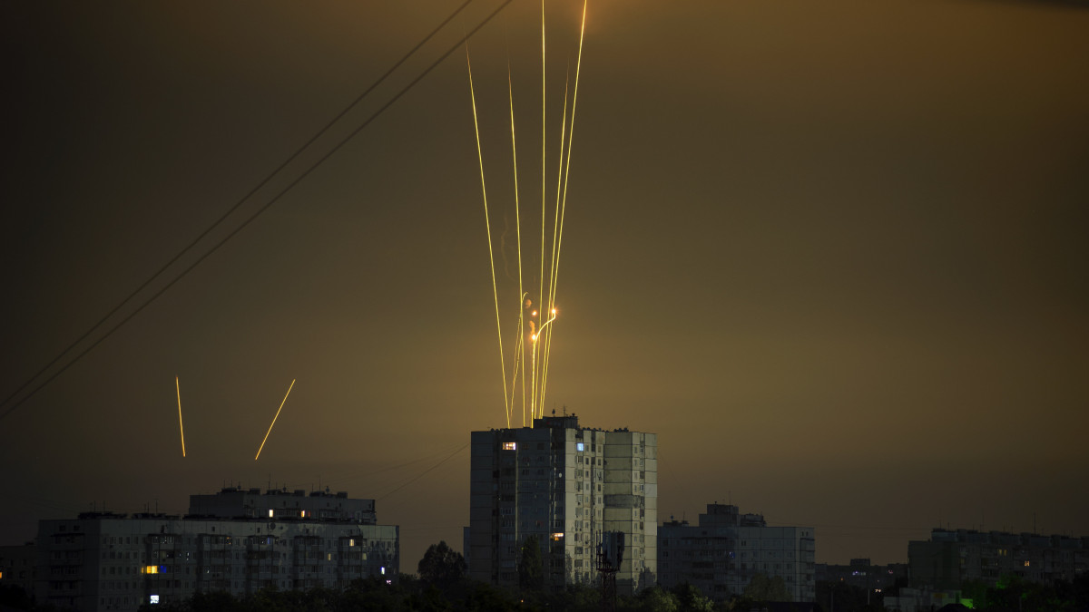 Belgorod megye területéről kilőtt orosz rakéták fénye az éjjeli égbolton a kelet-ukrajnai Harkiv nagyváros felett 2022. augusztus 20-ra virradóan.