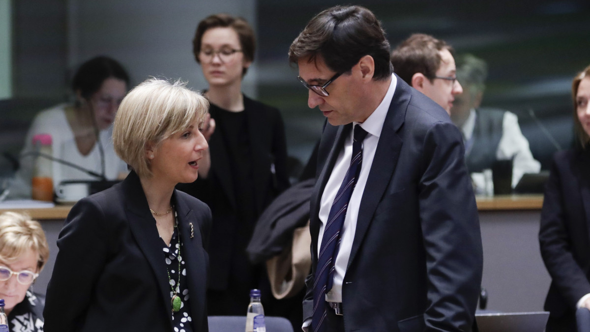 Marta Temido portugál (b) és Salvador Illa spanyol egészségügyi miniszter az európai uniós országok egészségügyi minisztereinek az új koronavírussal kapcsolatos helyzetről tartott rendkívüli tanácskozásán Brüsszelben 2020. március 6-án.