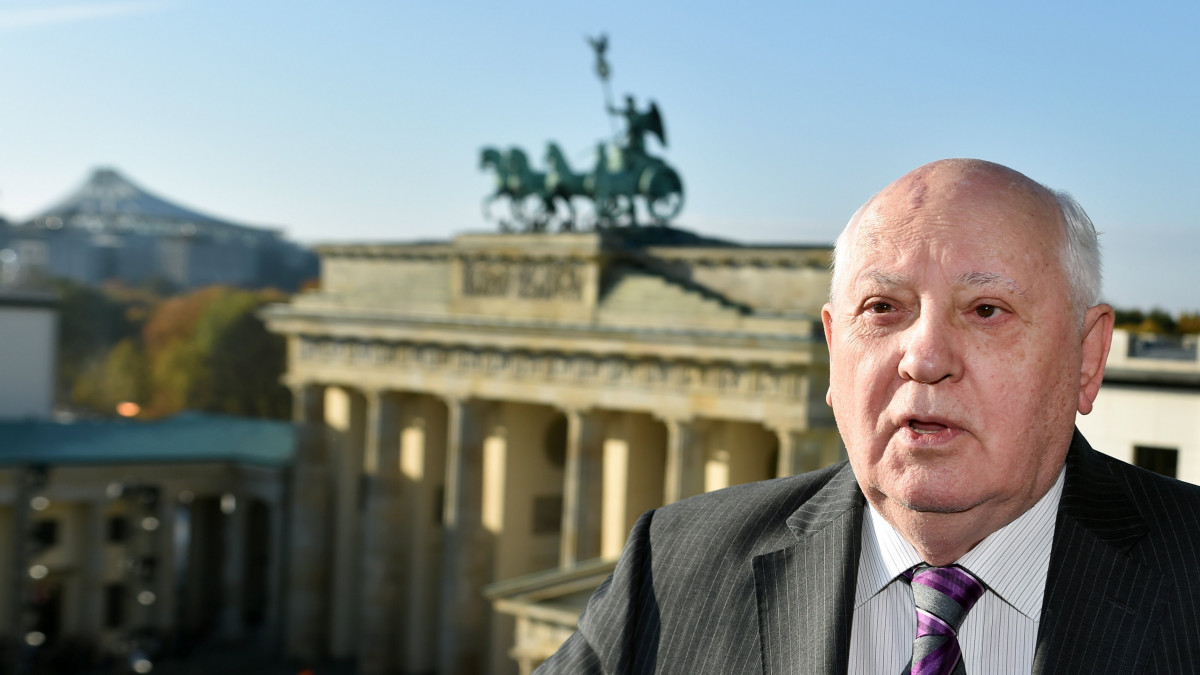 2014. november 8-án a berlini Brandenburgi kapu előtt készített kép Mihail Gorbacsovról, az egykori Szovjetunió utolsó elnökéről. A Nobel-békedíjas volt pártfőtitkár 2022. augusztus 30-án, 91 éves korában elhunyt.