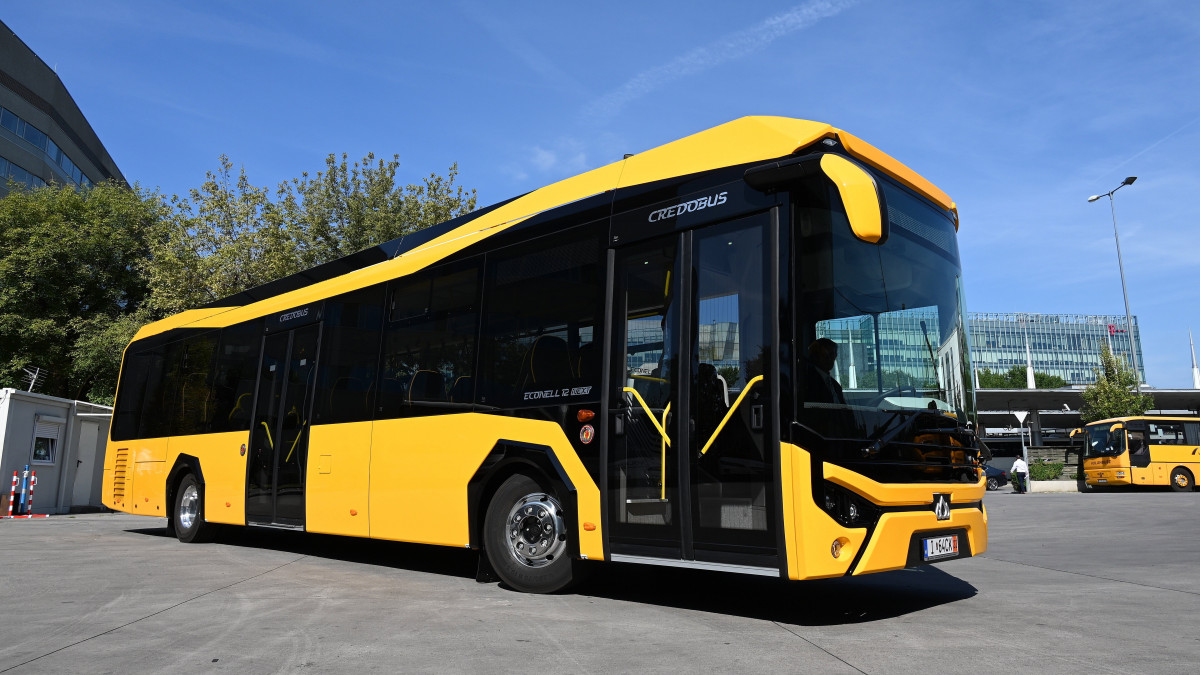 A Kravtex-Kühne Csoport Credobus Econell 12 Next autóbusza, a magyar buszcsalád új típusa bemutató sajtótájékoztatóján a fővárosi Népliget autóbusz-állomáson 2022. augusztus 31-én.
