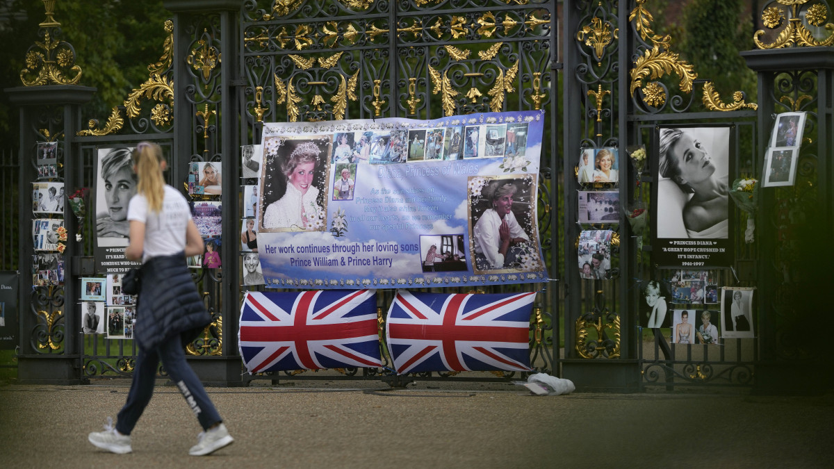 Diána walesi hercegné portréi a londoni Kensington-palota kapuján 2022. augusztus 31-én, Diána halálának 25. évfordulóján. Károly walesi herceg, brit trónörökös első felesége  aki Diana Frances Spencer néven született 1961. július 1-jén  36 évesen halálos autóbalesetet szenvedett Párizsban.