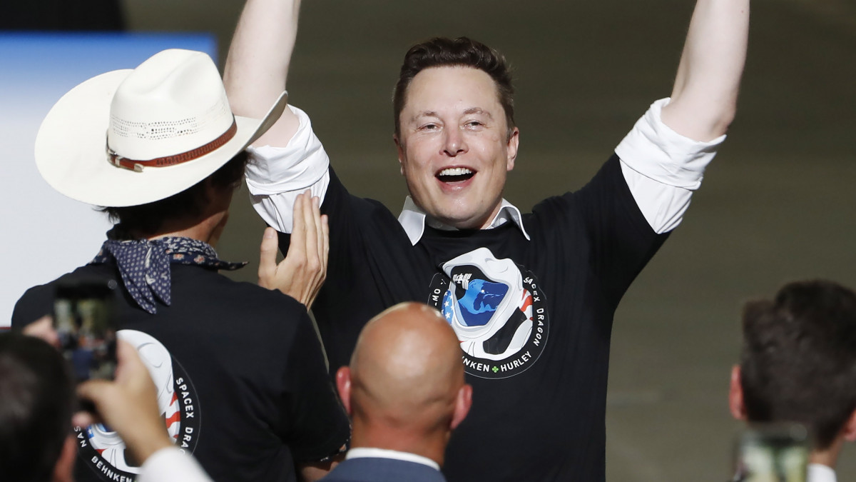 Elon Musk, a SpaceX (Space Exploration Technologies Corp.) amerikai társaság vezérigazgatója és főtervezője, miután Douglas Hurley és Robert Behnken amerikai űrhajósokkal a fedélzetén felbocsátották a SpaceX Crew Dragon személyszállító űrhajóját és a Falcon 9-es hordozórakétát a Cape Canaveral-i Kennedy Űrközpont kilövőállásáról 2020. május 30-án. A két asztronauta a Föld körül keringő Nemzetközi Űrállomásra utazik. Csaknem tíz év múltán most először szállít amerikai űrhajó amerikai asztronautákat a világűrbe, és ehhez a NASA először veszi igénybe egy magánvállalat űrjárművét.