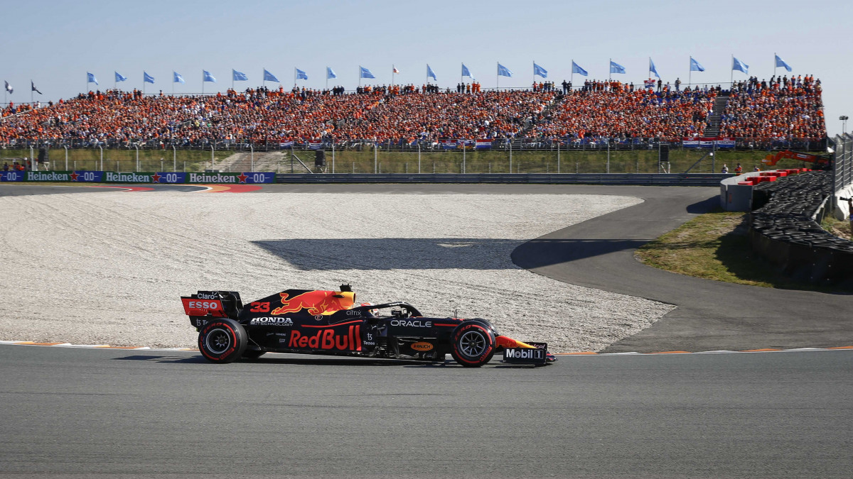 Max Verstappen, a Red Bull holland versenyzője a Forma-1-es autós gyorsasági világbajnokság Holland Nagydíjának időmérő edzésén a zandvoorti pályán 2021. szeptember 4-én. A futamot szeptember 5-én rendezik.