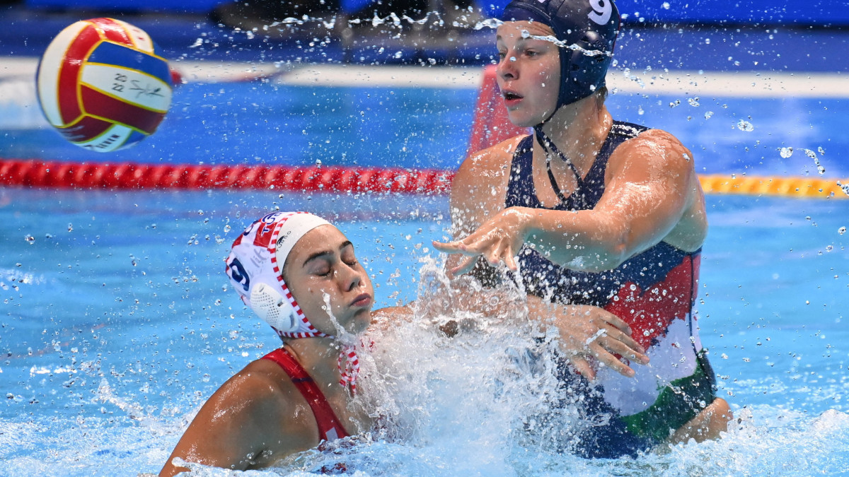 Leimeter Dóra (j) és a horvát Iva Rozic a vízilabda Európa-bajnokság női tornáján, az A csoport negyedik fordulójában játszott Horvátország-Magyarország mérkőzésen Splitben 2022. szeptember 1-jén.