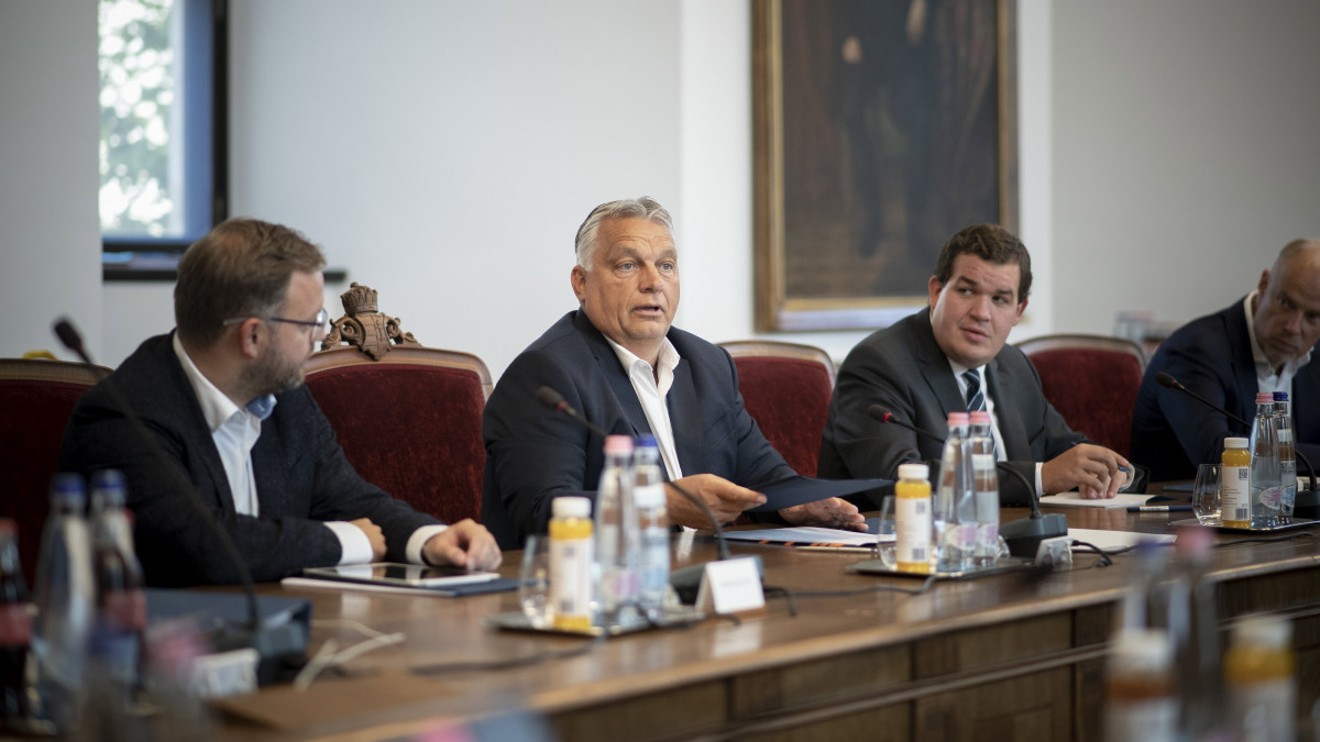 A Miniszterelnöki Sajtóiroda által közreadott képen Orbán Viktor miniszterelnök (k) az őszi politikai időszak első kormányülését tartja a Karmelita kolostorban 2022. szeptember 2-án.