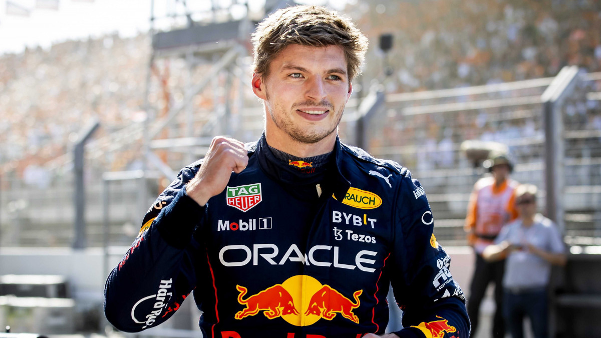 Max Verstappen, a Red Bull holland versenyzője örül, miután megnyerte a Forma-1-es autós gyorsasági világbajnokság Holland Nagydíjának időmérő edzését a zandvoorti pályán 2022. szeptember 3-án. A futamot szeptember 4-én rendezik.
