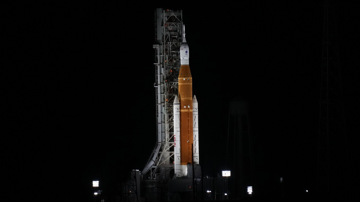 Az  Orion amerikai Hold-űrhajó és hordozórakétája a Kennedy Űrközpont kilövőállásán, a floridai Cape Canaveralben 2022. szeptember 3-án. Az Artemis I misszió óriás holdrakétájának felbocsátását műszaki rendellenesség miatt halasztották el.A tervek szerint az Orion űrkapszulát, amely az Artemis-program első, legénység nélküli küldetésén megkerüli majd a Holdat, a Space Launch System (SLS) elnevezésű rakéta állítja pályára.
