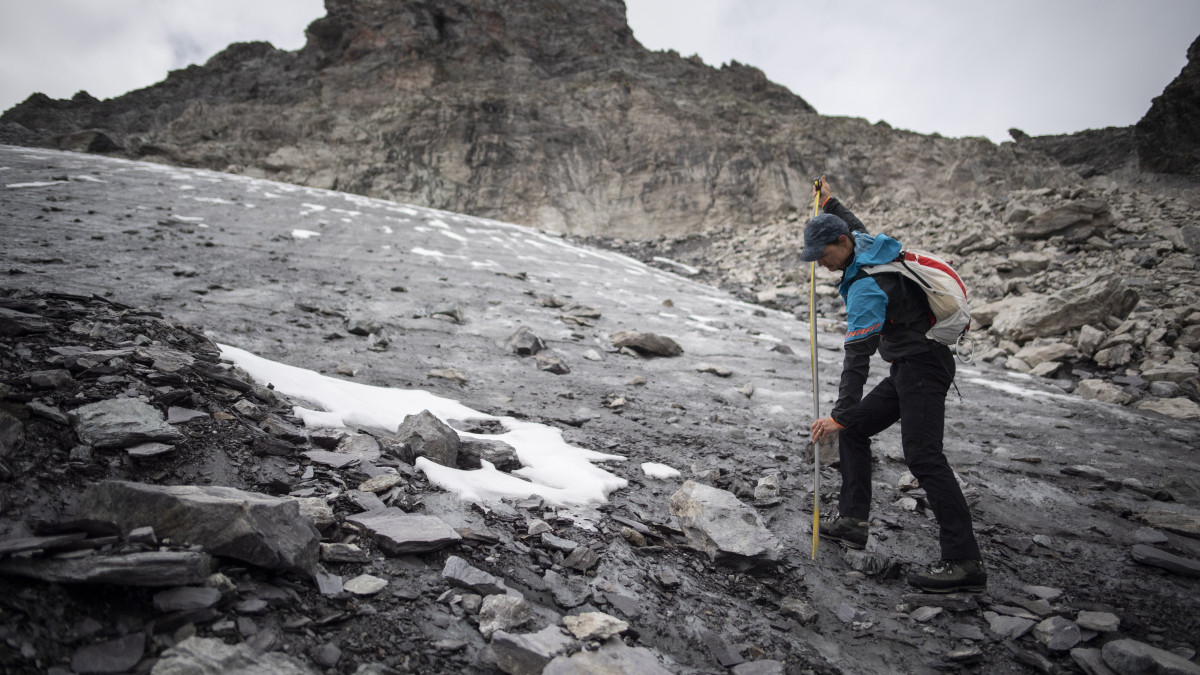 Matthias Huss, a zürichi székhelyű Svájci Technológiai Intézet (ETH) gleccserkutatója mérést végez a Pizol-hegy elolvadt gleccserének helyén, az északkelet-svájci Mels közelében 2019. szeptember 22-én. Több klímavédelmi szervezet tagjai kaptattak fel a svájci Alpokba, hogy felhívják a figyelmet az éghajlatváltozás okozta gleccserolvadásra.