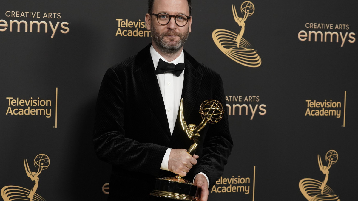 Az Emmy-díjjal kitüntetett Rév Marcell operatőr a kreatív Emmy-díjak átadási ünnepségén a Los Angeles-i Microsoft Színházban 2022. szeptember 4-én. A magyar szakember az Eufória című HBO-sorozat egy epizódjának operatőri munkájáért részesült az amerikai televíziós akadémia elismerésében.