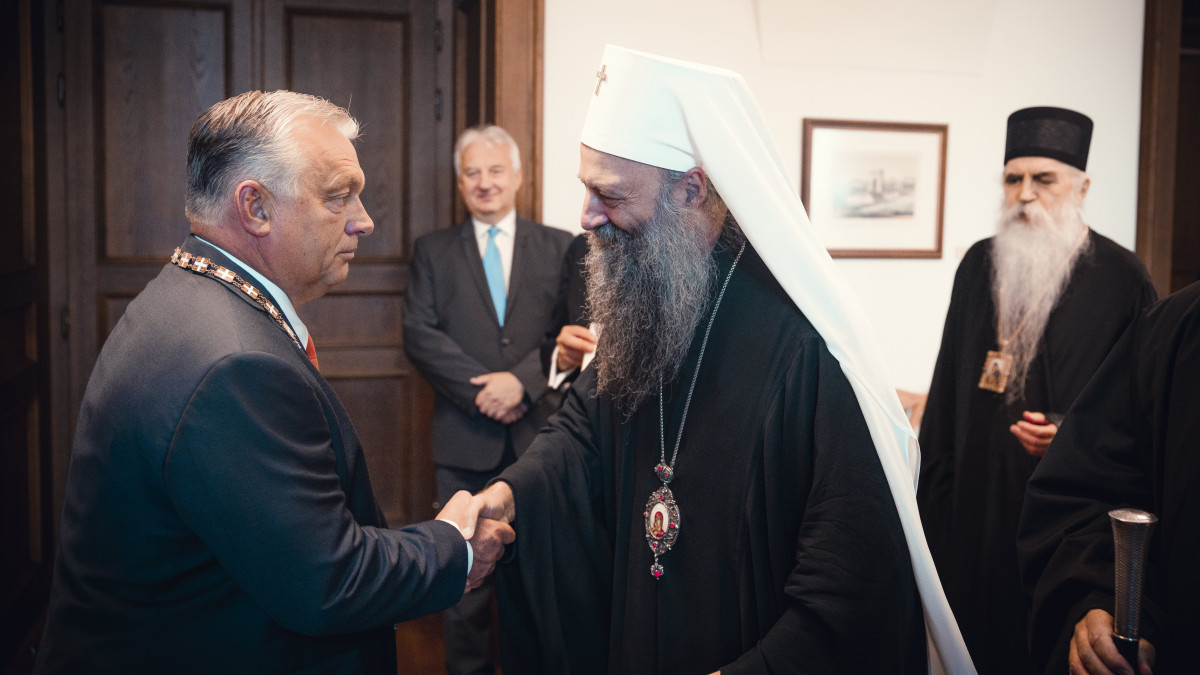 A Miniszterelnöki Sajtóiroda által közreadott képen Porfirije szerb ortodox pátriárka (k) átadja a Szent Száva Érdemrend arany fokozata kitüntetést Orbán Viktor miniszterelnöknek (b) a Karmelita kolostorban 2022. szeptember 5-én.