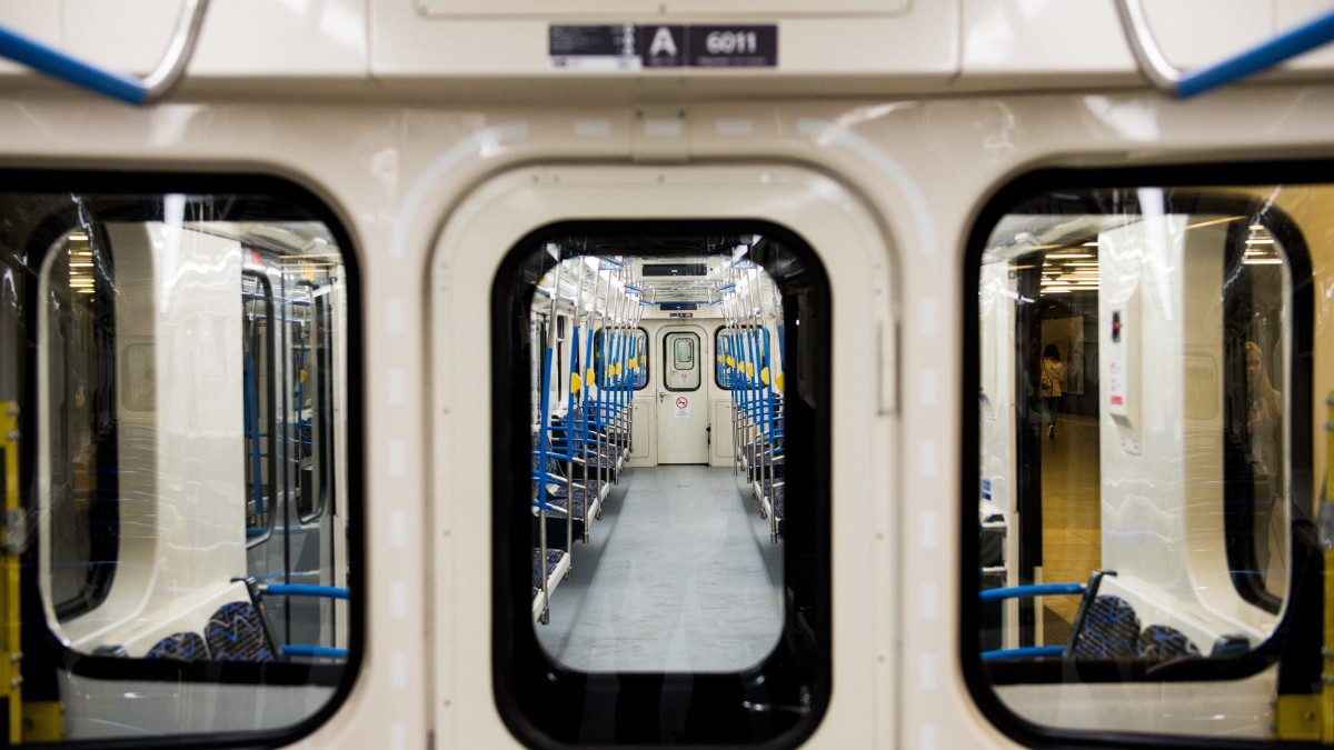 Az M3-as vonalon közlekedő első felújított metrószerelvény Budapesten, a Határ úti megállóban 2017. március 20-án.