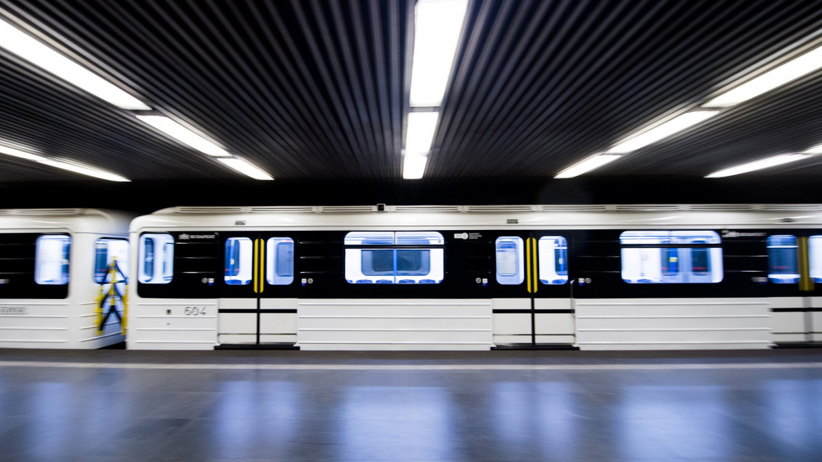 Az M3-as vonalon közlekedő első felújított metrószerelvény Budapesten, a Határ úti megállóban 2017. március 20-án. Az első új szerelvény nem sokkal fél 2 után indul utasokkal Kőbánya-Kispestről.