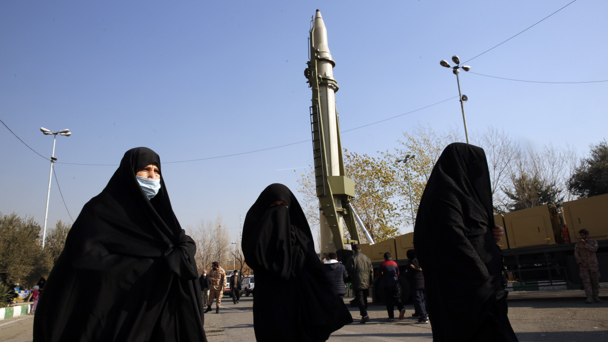 Egy Kiam rakéta előtt nők a Forradalmi Gárda rakétabemutatóján a teheráni Khomeini imám nevét viselő mecsetnél az amerikai dróntámadásban megölt Kászim Szulejmáni tábornok, az iráni Forradalmi Gárda al-Kudsz nevű különleges egysége parancsnoka halálának bosszújaként egy iraki amerikai támaszpont ellen végrehajtott iráni rakétatámadás második évfordulója előtti napon, 2022. január 7-én.