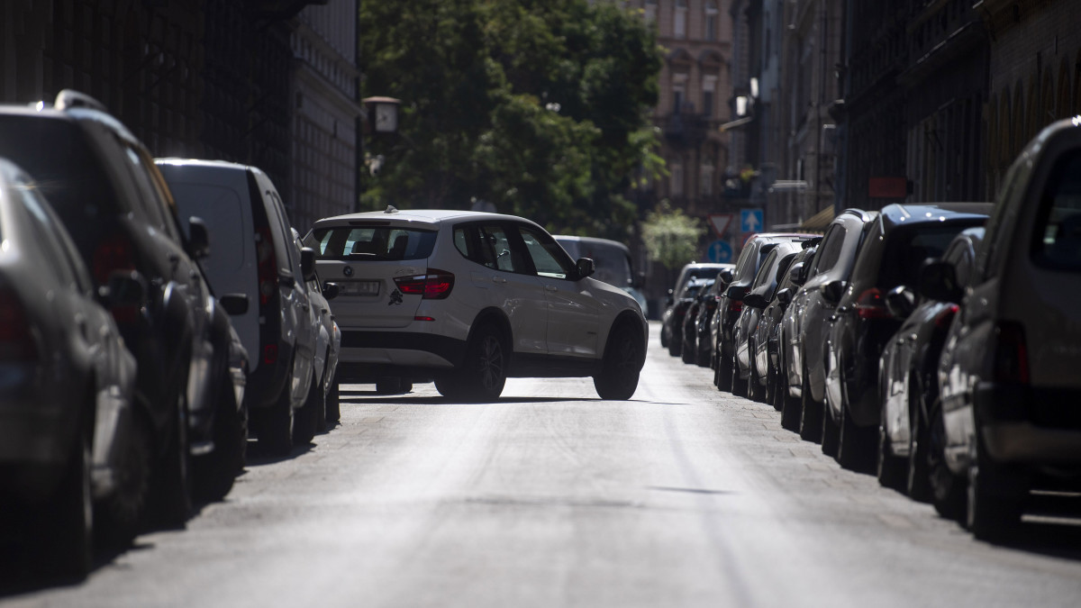 Parkoló autók Budapest belvárosában 2022. szeptember 5-én. Ettől a naptól többet kell fizetni a parkolásért Budapesten, a belső kerületekben hatszáz forintba kerül óránként, miután életbe lépett az új, négy zónatípusból álló egységes fővárosi parkolási rendszer.