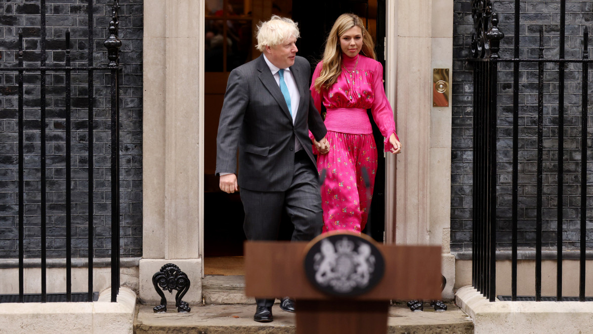 LONDON, ENGLAND - SEPTEMBER 06: British Prime Minister Boris Johnson arrives with his wife Carrie Johnson as he prepares to deliver a farewell address before his official resignation at Downing Street on September 6, 2022 in London, England. British Prime Minister Boris Johnson is stepping down following the election of Liz Truss, the former foreign secretary, as Conservative Party leader. (Photo by Dan Kitwood/Getty Images)