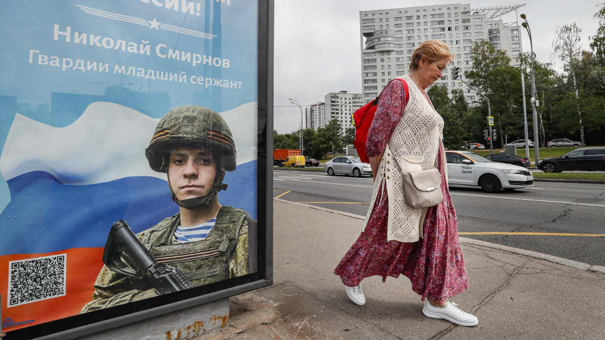 Dicsőség Oroszország hőseinek feliratú, Nyikolaj Szmirnov tiszthelyettest ábrázoló plakát Moszkvában 2022. augusztus 8-án. Orszország 2022. február 24-én támadást indított Ukrajna ellen, és azóta háborúzik a szomszéd országgal.