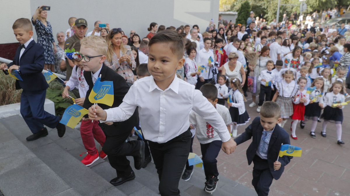 Diákok egy kijevi iskolában rendezett tanévnyitó ünnepségen 2022. szeptember elsején.