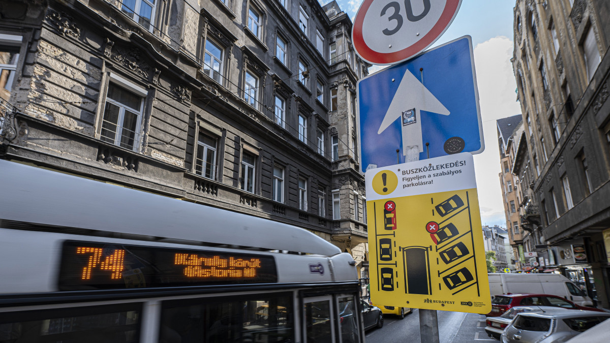 Szabályos parkolásra figyelmeztető tábla a VII. kerületi Wesselényi utcában, a Kéthly Anna térnél 2021. október 13-án. A szabályos parkolásra figyelmeztető táblákat helyeztek ki a VII. kerületi Nefelejcs, Dohány és Wesselényi utcában - közölte a Budapesti Közlekedési Központ (BKK). A közlemény szerint a fővárosban évente több mint kétezer olyan esetet regisztrálnak, amikor szabálytalanul parkoló autó akadályozza a BKK járatainak haladását.