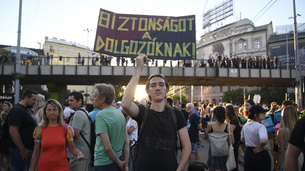 Résztvevők Nyugati téren a Momentum Mozgalom tüntetésén, amelyen a kisadózó vállalkozók tételes adója (kata) módosítása ellen tiltakoztak Budapesten 2022. július 13-án.