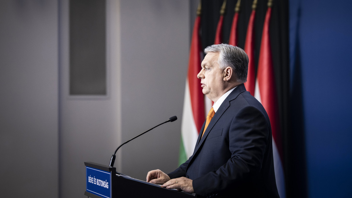 A Miniszterelnöki Sajtóiroda által közreadott képen Orbán Viktor miniszterelnök nemzetközi sajtótájékoztatót tart a Karmelita kolostorban 2022. április 6-án.