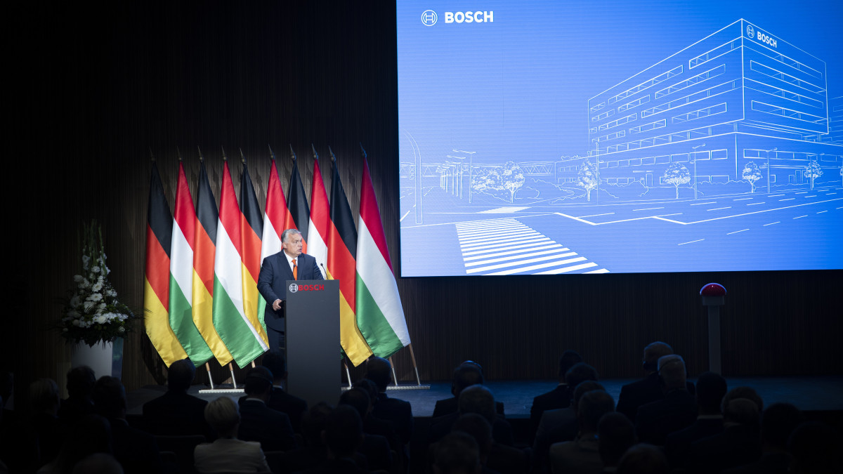 A Miniszterelnöki Sajtóiroda által közreadott képen Orbán Viktor miniszterelnök beszédet mond a Bosch Budapest Innovációs Kampusz átadásán 2022. szeptember 8-án.