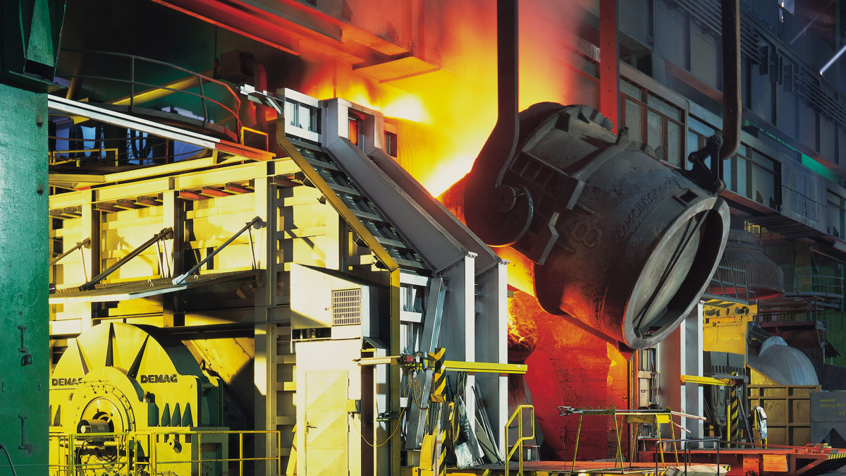 A U.S. Steel által közreadott dátumozatlan képen a kassai vasmű fémöntödéje látható. A tavaly veszteséges céget az amerikai tulajdonos el akarja adni. A vasmű Szlovákia legnagyobb munkáltatója, mintegy 11 ezer alkalmazottja van.