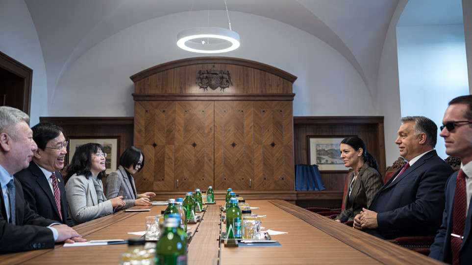 A Miniszterelnöki Sajtóiroda által közzétett képen Orbán Viktor kormányfő (j) és Hszü Ning-seng, a sanghaji központú Fudan Egyetem rektora (b2) tárgyal a Karmelita kolostorban 2019. október 31-én.