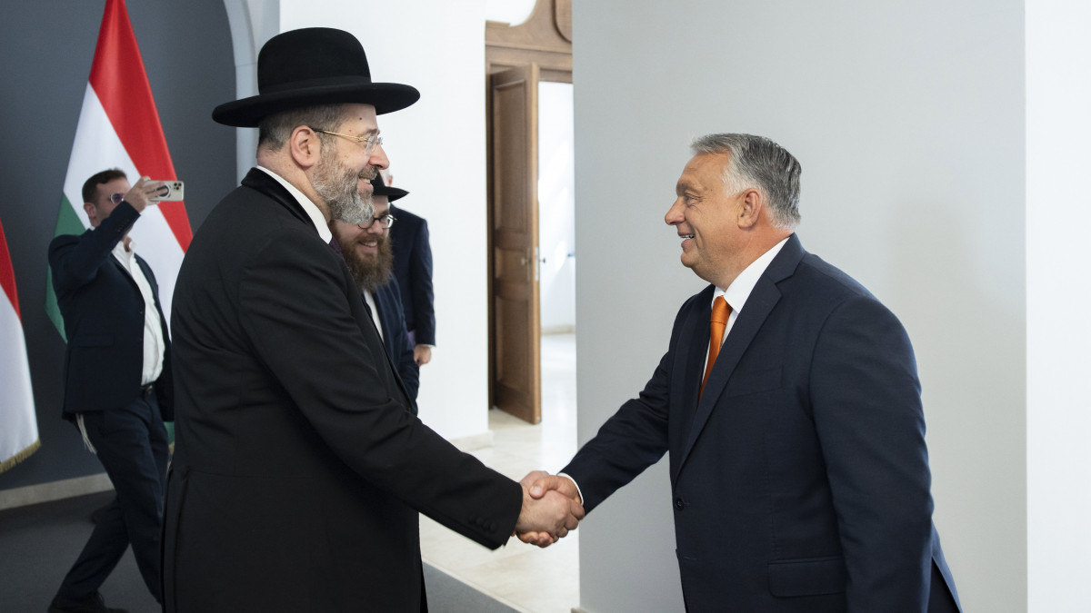 A Miniszterelnöki Sajtóiroda által közreadott képen Orbán Viktor kormányfő (j) fogadja David Laut, Izrael askenázi főrabbiját a Karmelita kolostorban 2022. szeptember 8-án. Mellettük Köves Slomó, az Egységes Magyarországi Izraelita Hitközség (EMIH) vezető rabbija (j2).